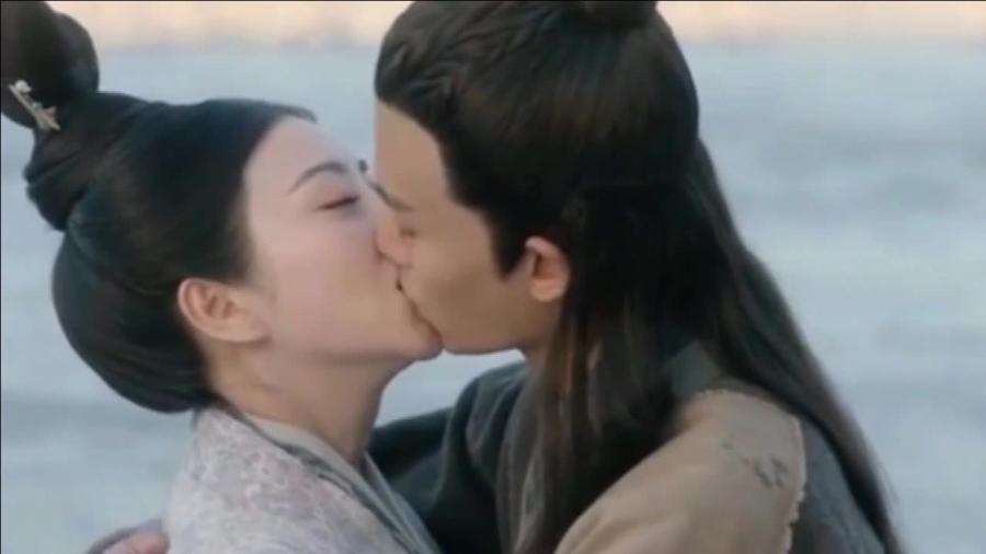 平板哑铃卧推训练，肘关节垂直腕关节中立，锻炼胸大肌宽度和厚度游戏画面