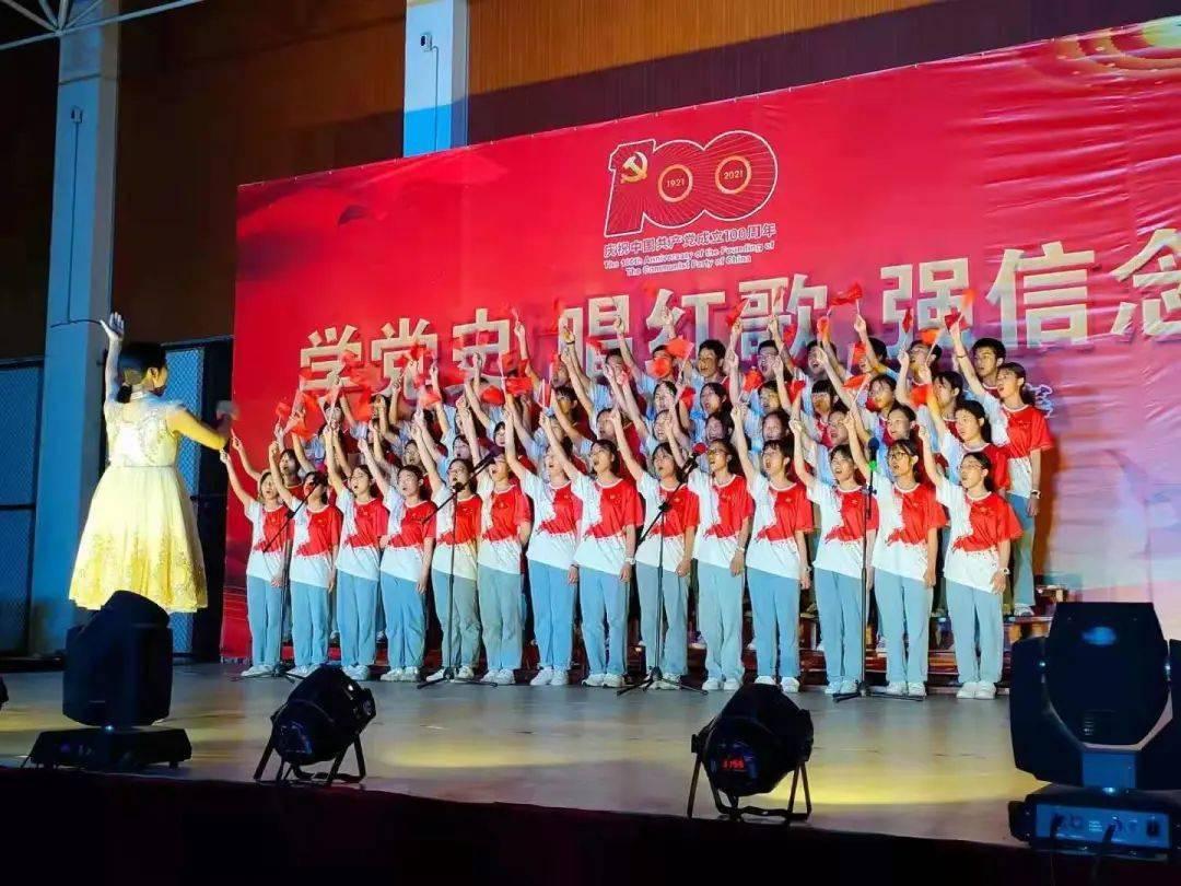 郑州小伙手机落站台，里面有很多学习资料，监控显示被老人捡到