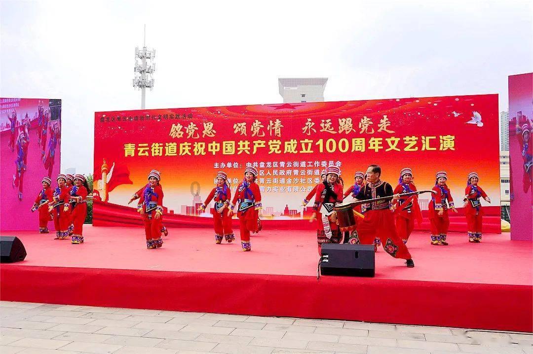 图片报:凯恩训练中争球权时摔倒且表情痛苦,所幸他表示没有受伤