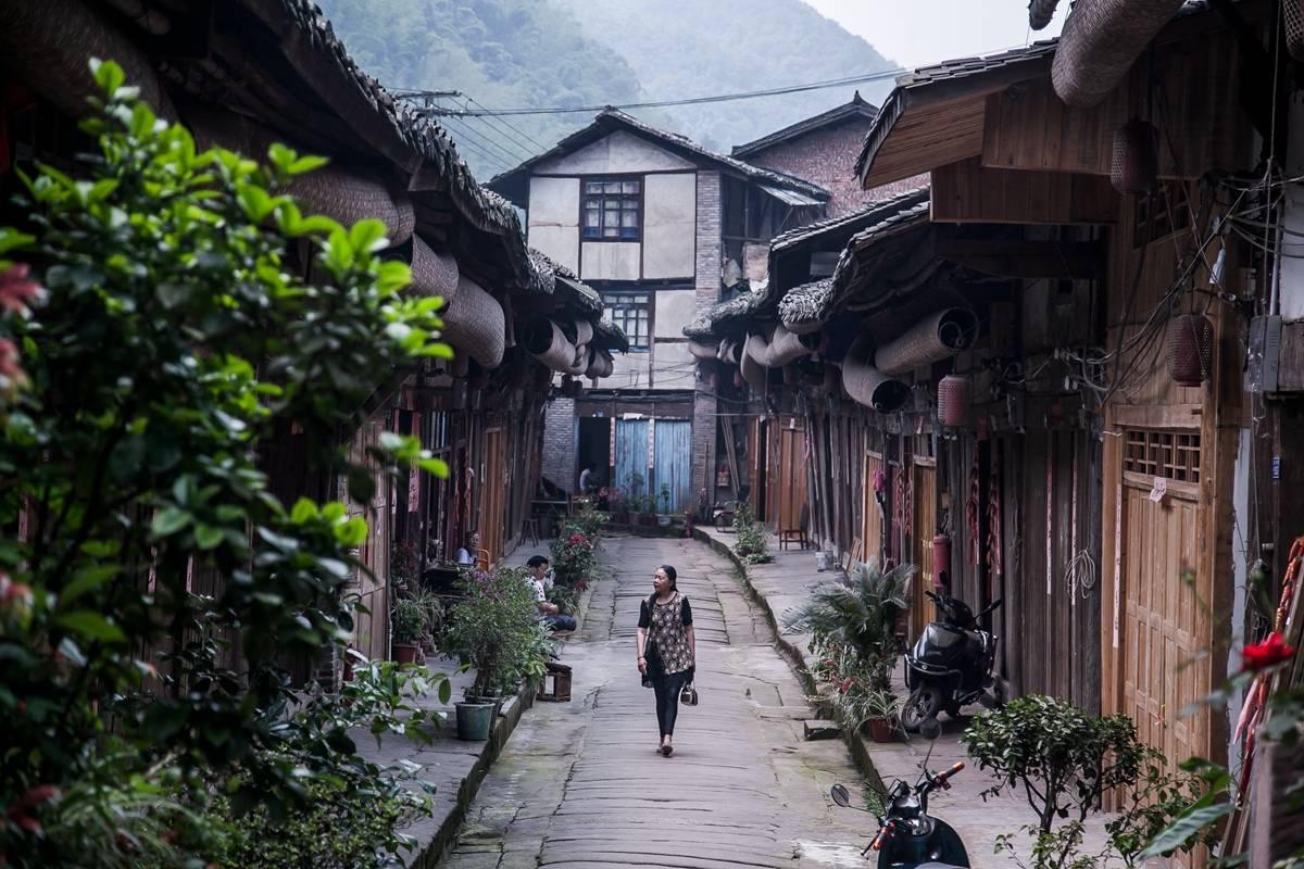 姨太太有了情郎,“哈儿师长”不罚反赏:认干儿、赠大洋、送洞房